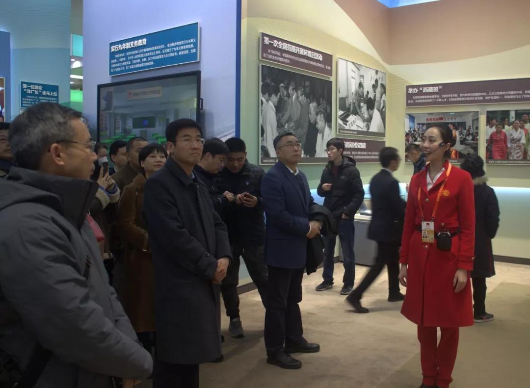 有研粉末公司参观庆祝中华人民共和国成立70周年大型成就展